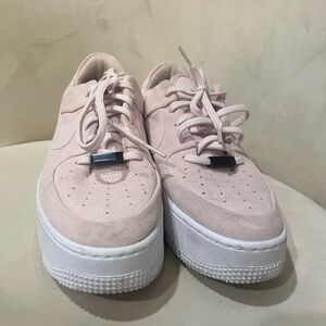 Nike Air Force 1 Sage Low – Soft Pink Suede